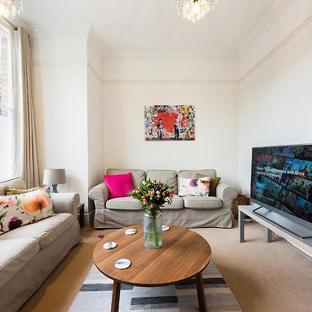 Heart Of Ealing Apartment With Garden London Eksteriør billede