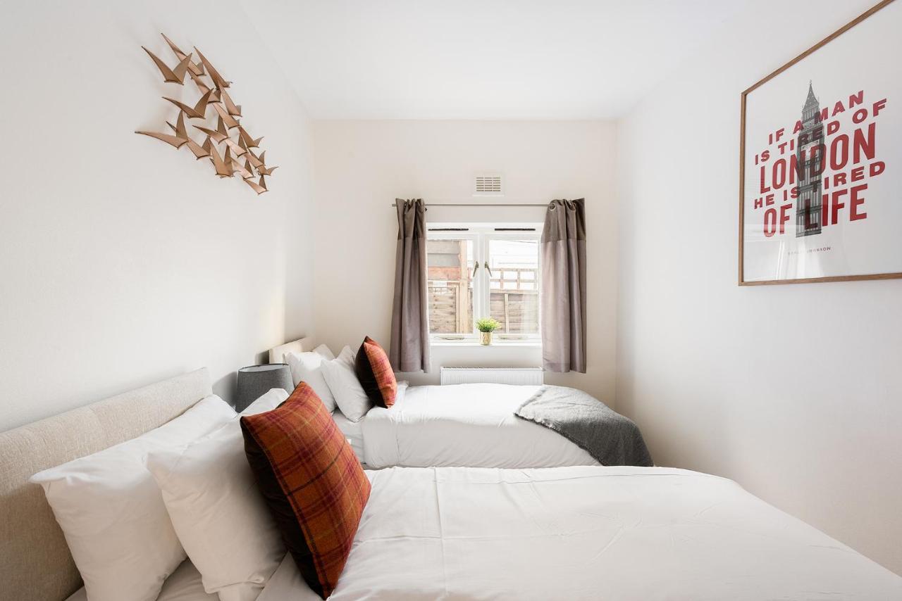 Heart Of Ealing Apartment With Garden London Eksteriør billede