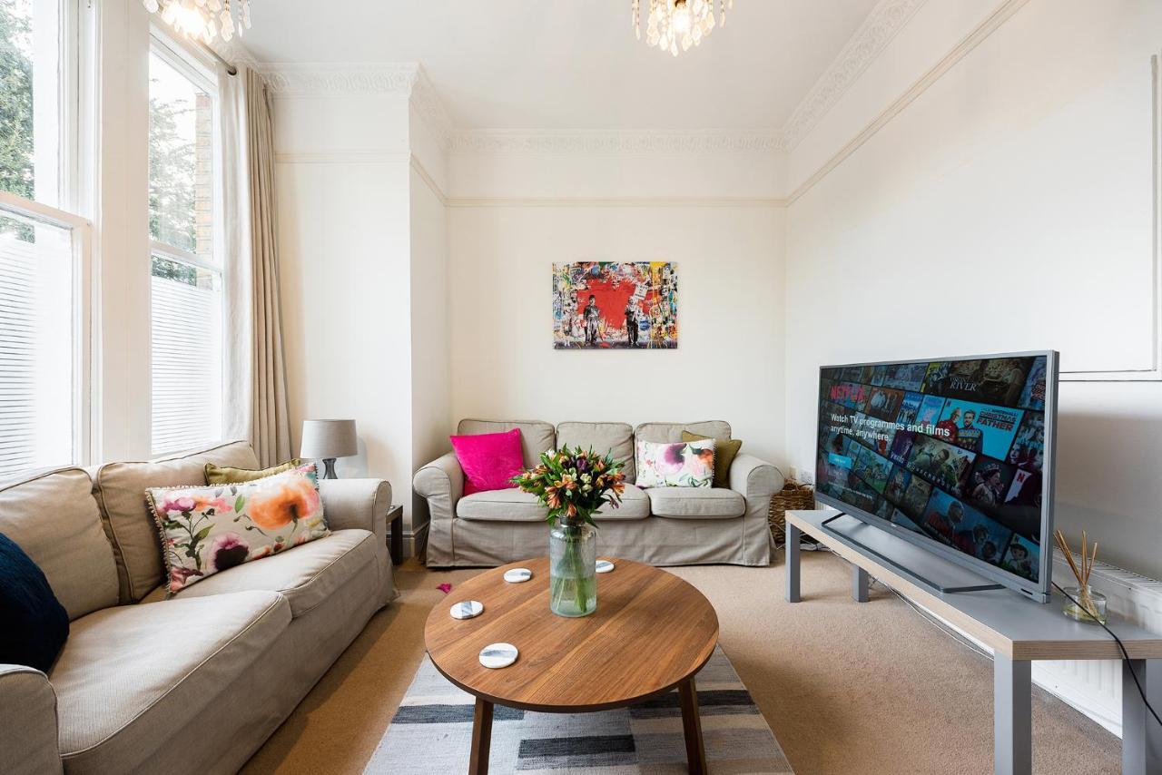 Heart Of Ealing Apartment With Garden London Eksteriør billede