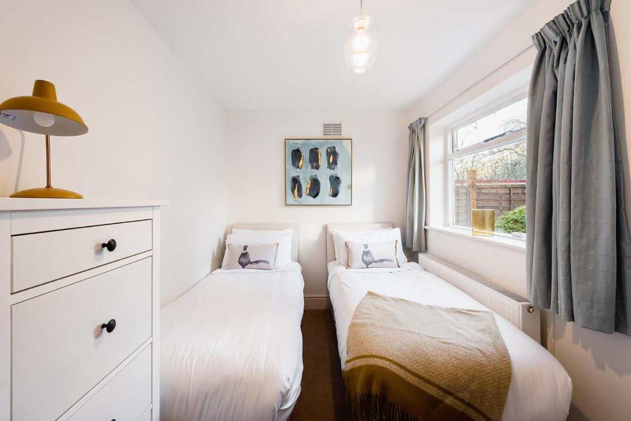 Heart Of Ealing Apartment With Garden London Eksteriør billede