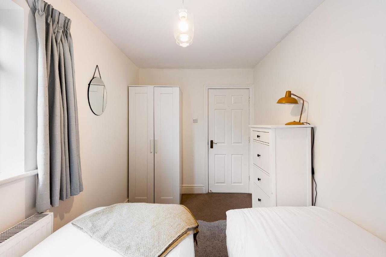 Heart Of Ealing Apartment With Garden London Eksteriør billede