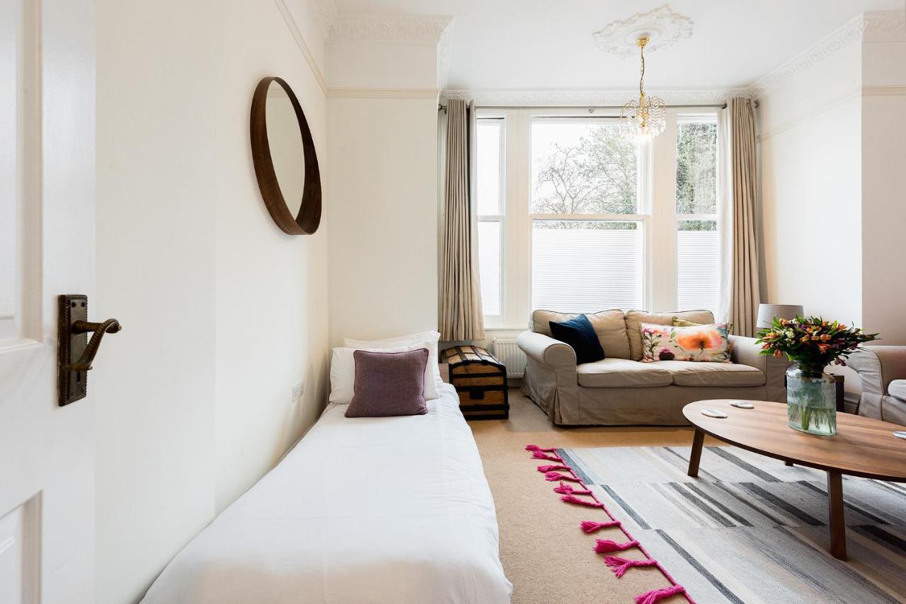 Heart Of Ealing Apartment With Garden London Eksteriør billede