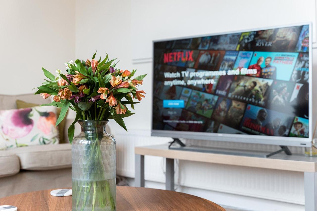 Heart Of Ealing Apartment With Garden London Eksteriør billede