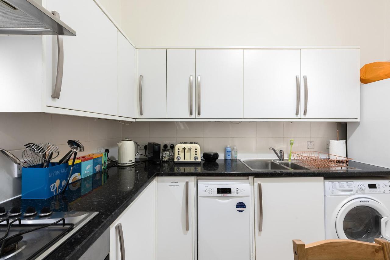 Heart Of Ealing Apartment With Garden London Eksteriør billede