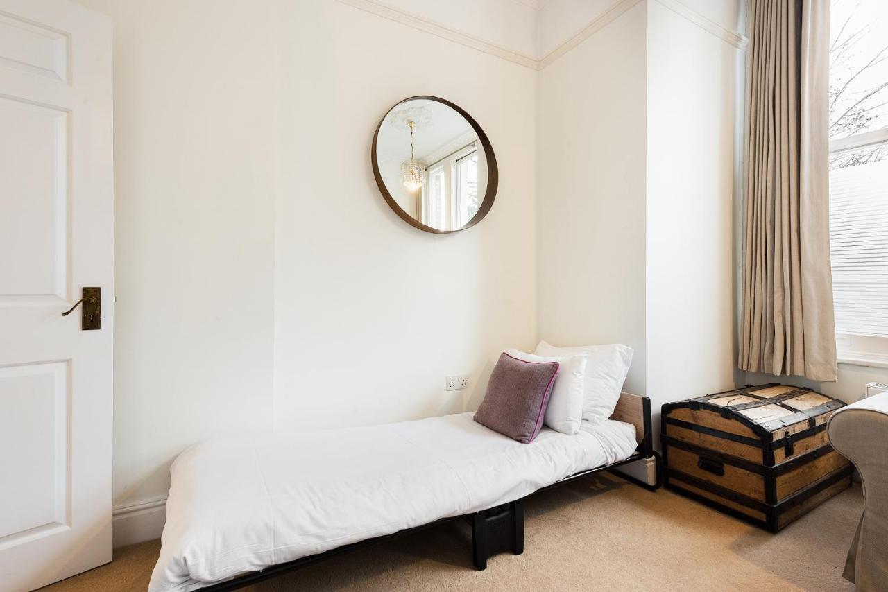 Heart Of Ealing Apartment With Garden London Eksteriør billede