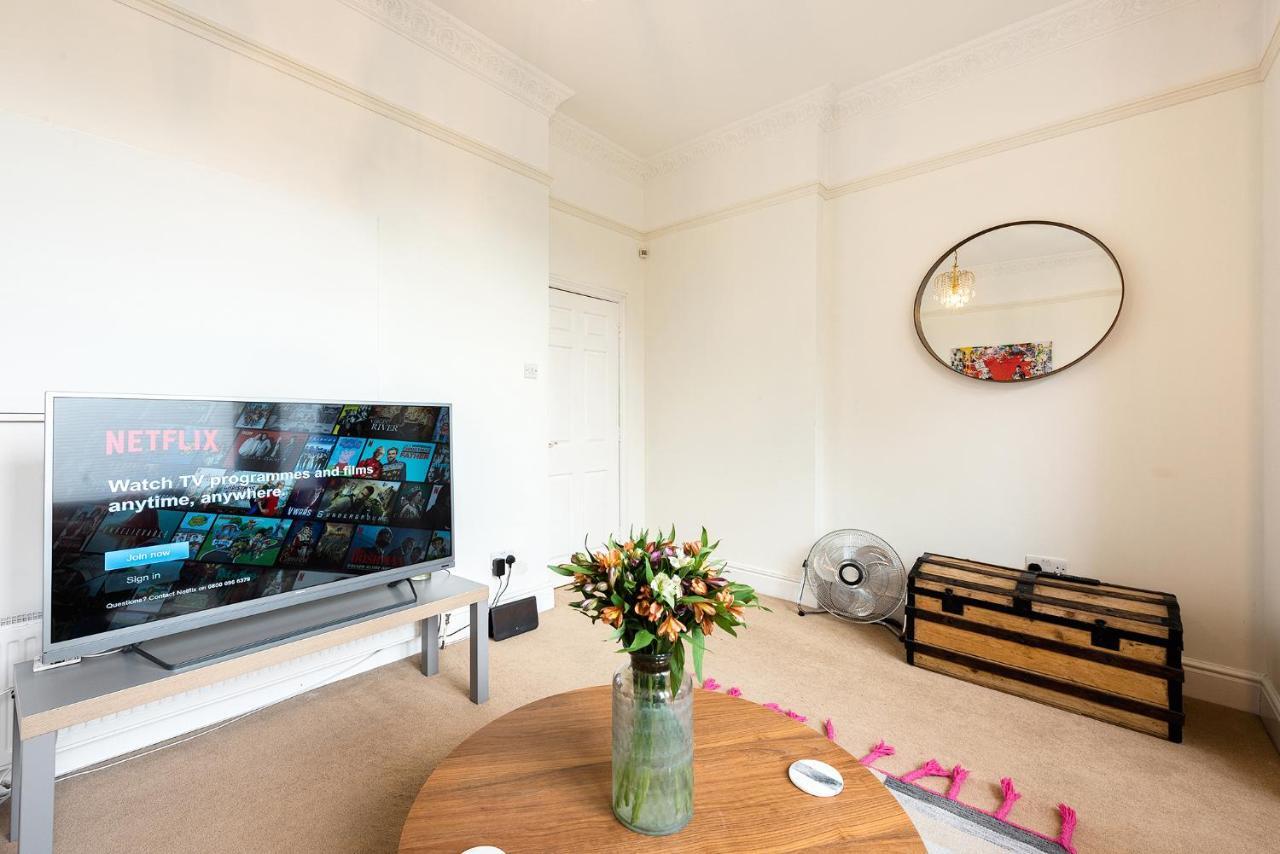 Heart Of Ealing Apartment With Garden London Eksteriør billede