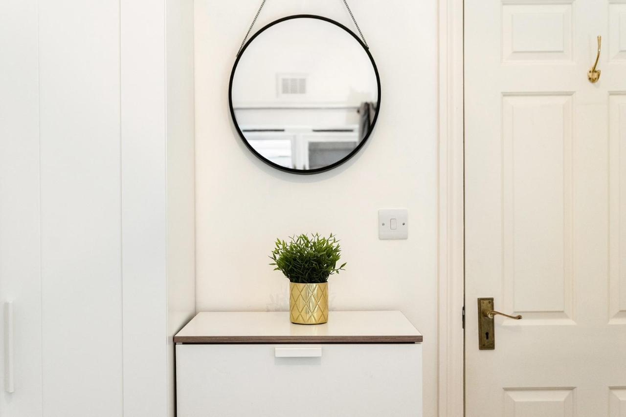 Heart Of Ealing Apartment With Garden London Eksteriør billede
