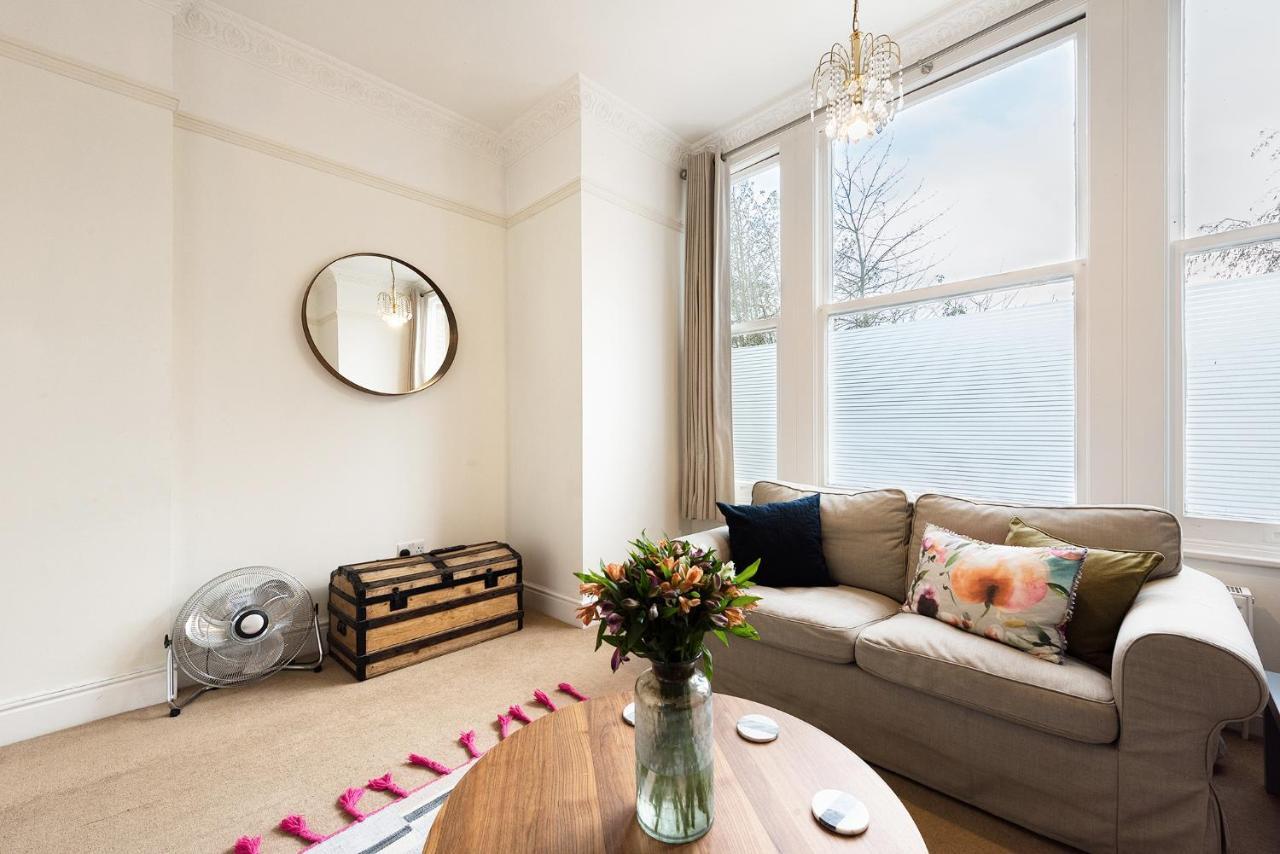 Heart Of Ealing Apartment With Garden London Eksteriør billede