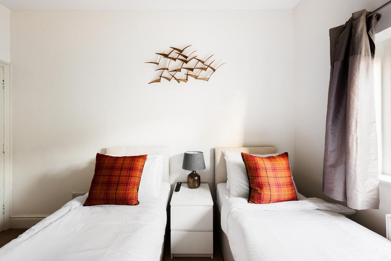 Heart Of Ealing Apartment With Garden London Eksteriør billede