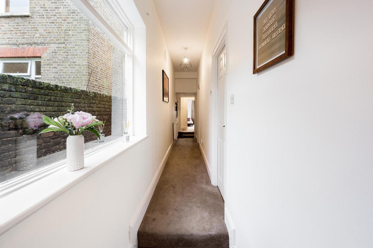 Heart Of Ealing Apartment With Garden London Eksteriør billede