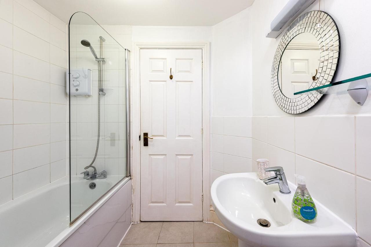 Heart Of Ealing Apartment With Garden London Eksteriør billede