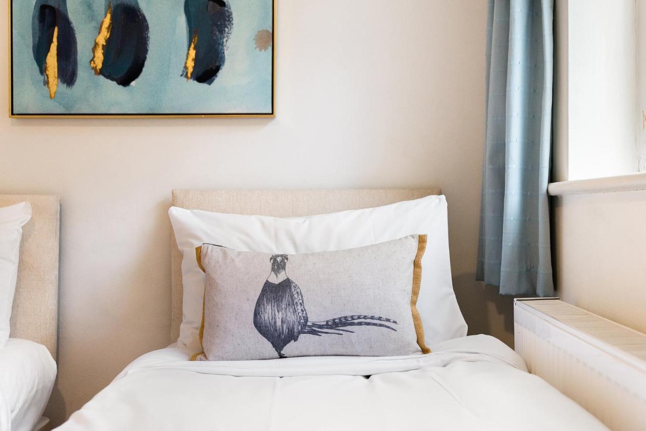 Heart Of Ealing Apartment With Garden London Eksteriør billede