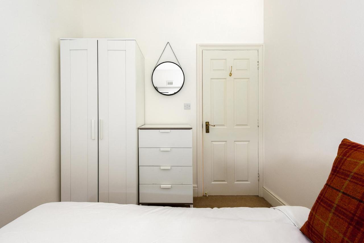 Heart Of Ealing Apartment With Garden London Eksteriør billede