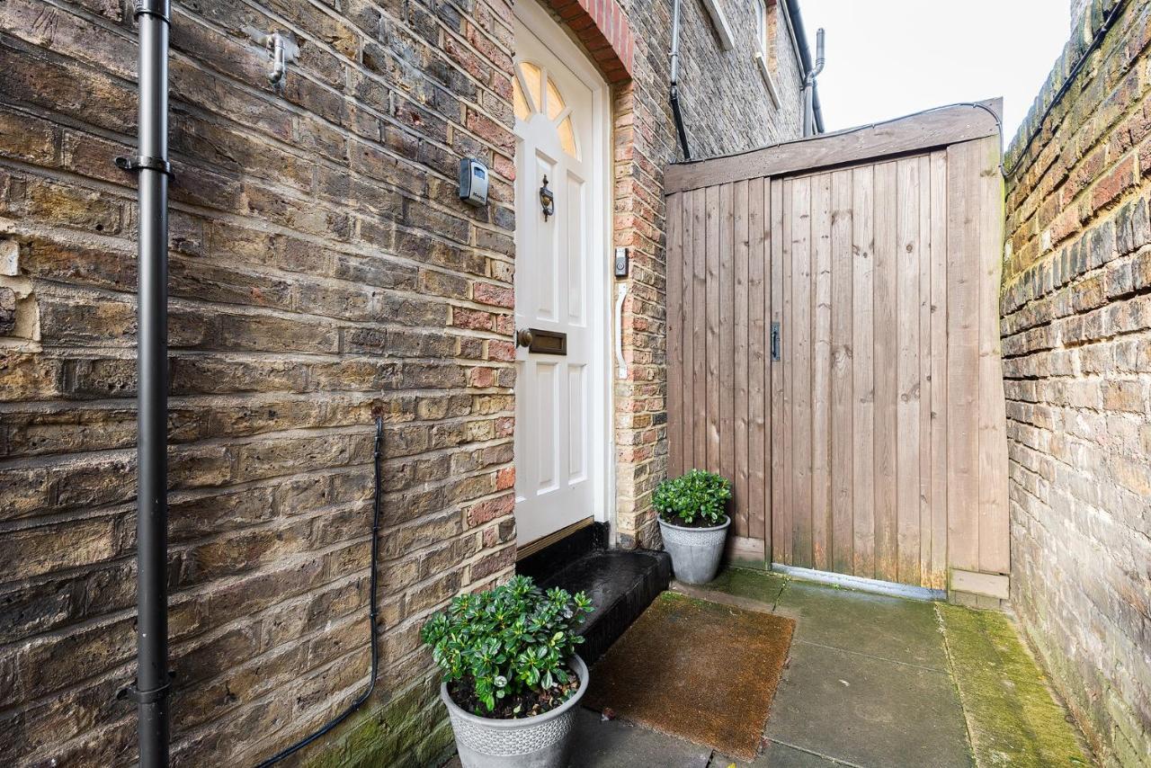 Heart Of Ealing Apartment With Garden London Eksteriør billede